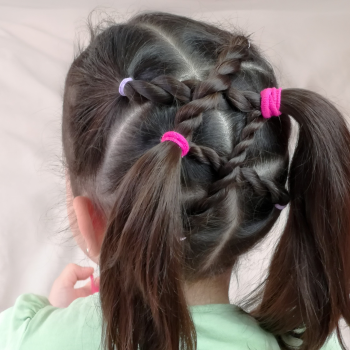Peinado fácil y rápido para niñas con ligas de colores  Pequeinados